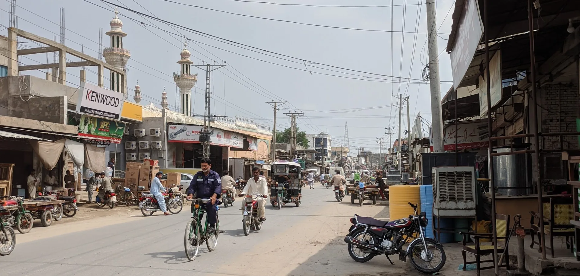 Street life in a southern Punjab bazaar